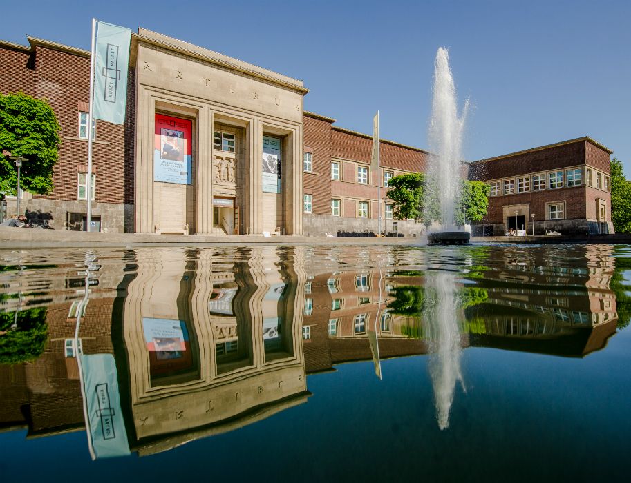 The Kunstpalast impresses with its architecture and central location. It is located at the Ehrenhof in Düsseldorf