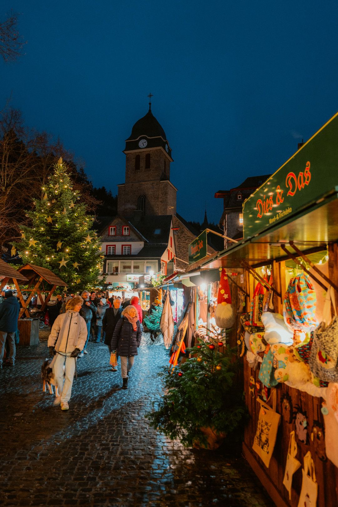 Monschau Christmas market visitors on the market square