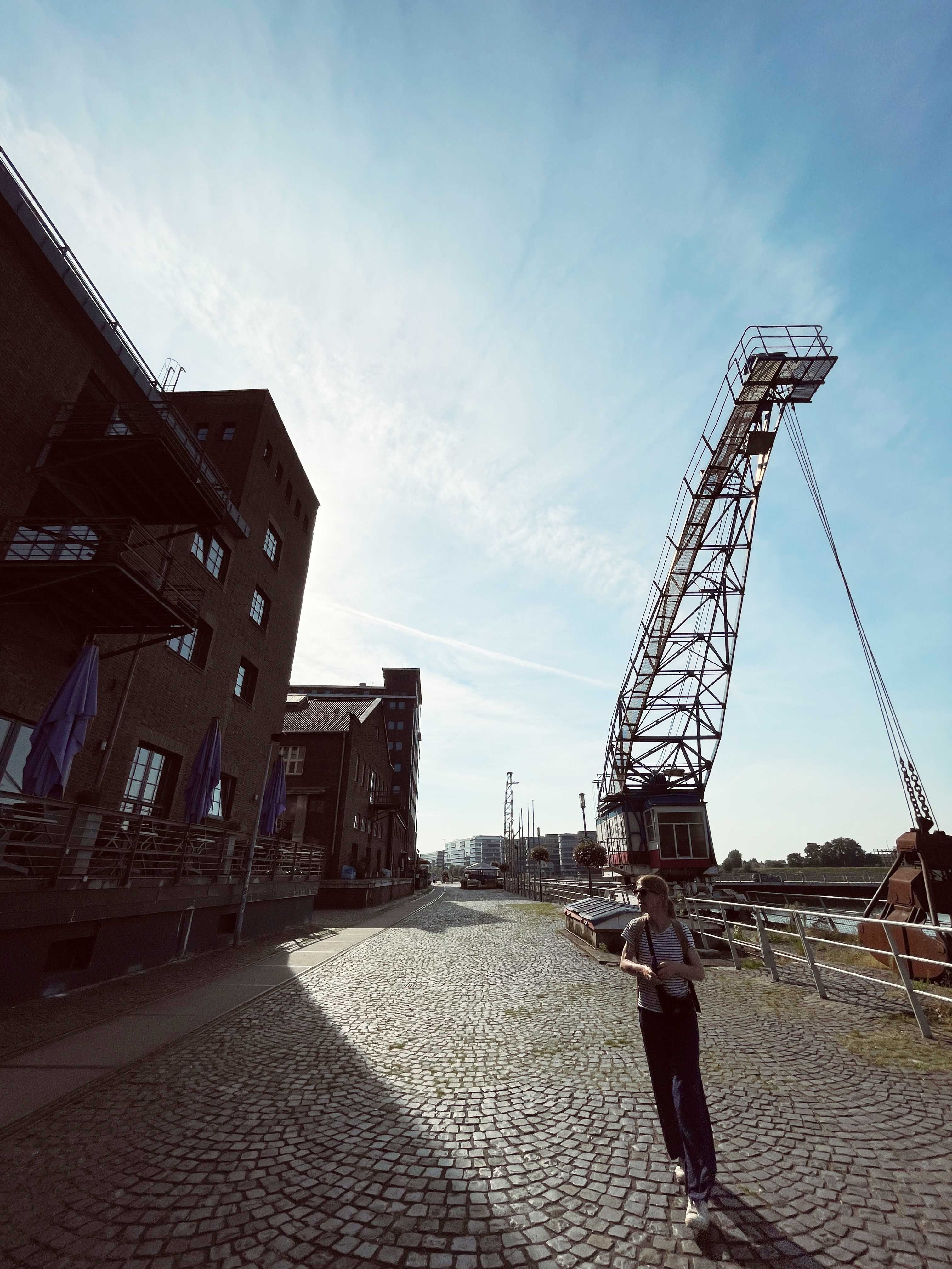 Kran und ehemalige Speicherhäuser im Innenhafen Duisburg