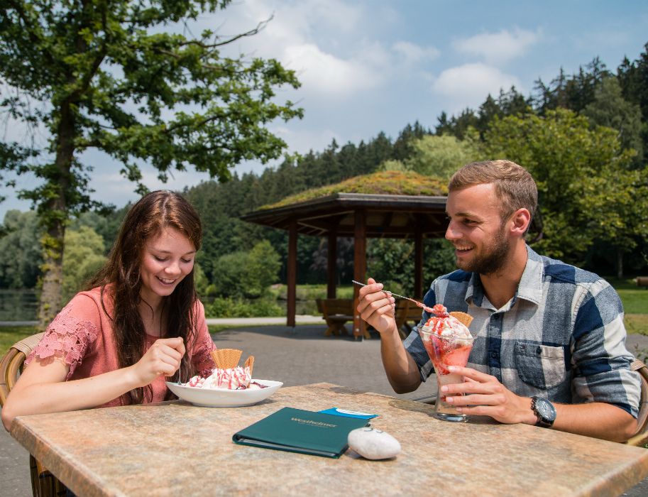 Aatalhaus couple with ice cream - Bad Wünnenberg Touristik