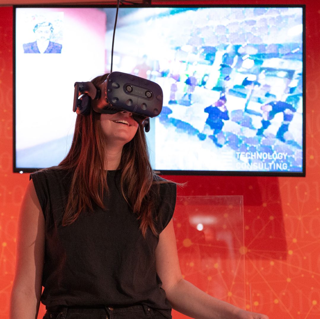 Frau mit VR Brille im Deutschen Museum in Bonn